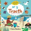 Archwilwyr Bychain: Ar y Traeth / On the Beach cover